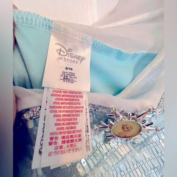 Deluxe Disney Elsa costume with metal crown - Picture 5 of 7